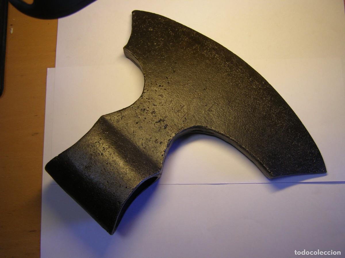 Militaria: Hacha medieval vieja, r&eacute;plica para teatro o cine. Ideal para recreaciones o espect&aacute;culos.