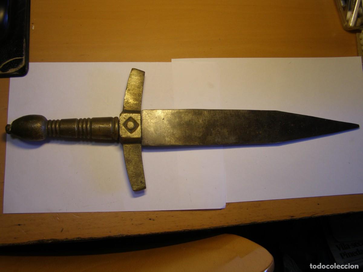 Militaria: Pu&ntilde;al o daga medieval, r&eacute;plica vieja para teatro o cine. Ideal para recreaciones o espect&aacute;culos.