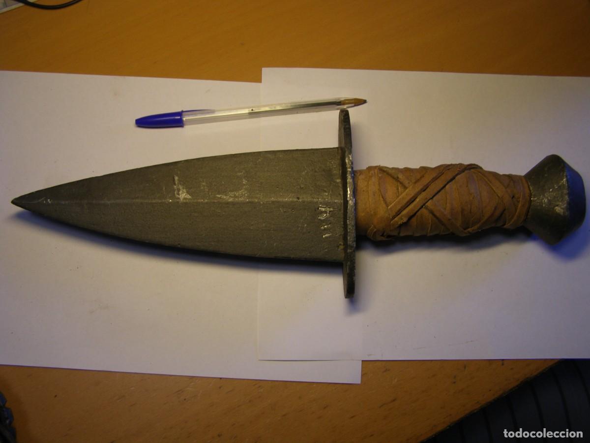 Militaria: Pu&ntilde;al o daga antigua, r&eacute;plica vieja para teatro o cine. Ideal para recreaciones o espect&aacute;culos.