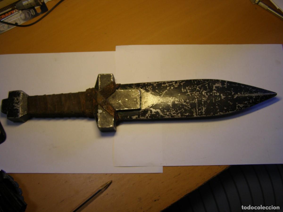 Militaria: Pu&ntilde;al o daga antigua, r&eacute;plica vieja para teatro o cine. Ideal para recreaciones o espect&aacute;culos.