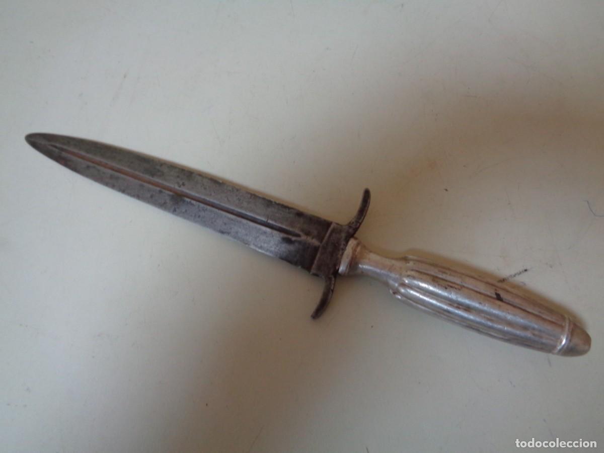 Militaria: daga o pu&ntilde;al siglo XIX empu&ntilde;adura en plata ?