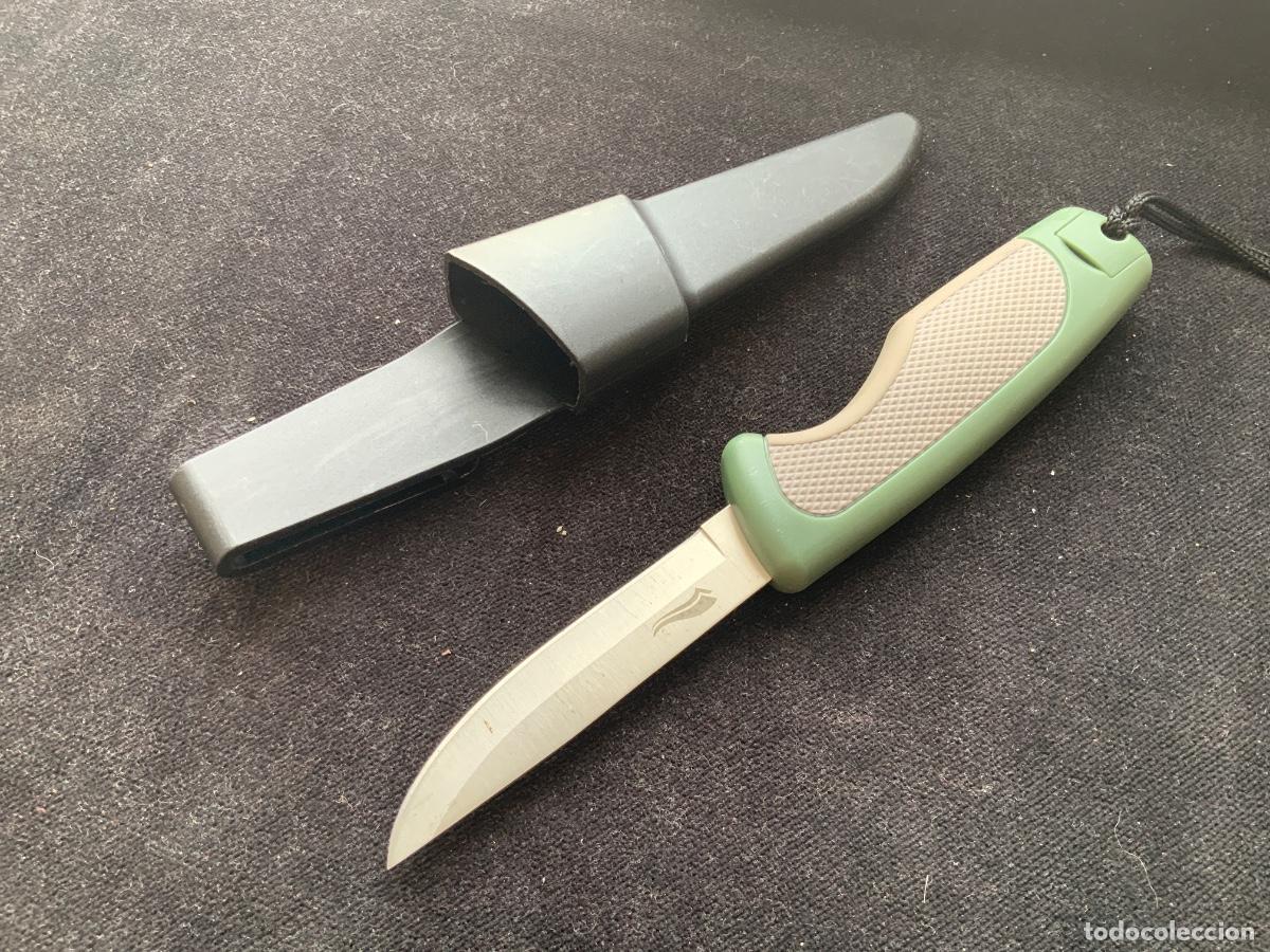 Militaria: Cuchillo de supervivencia con barra de magnesio para encender fuego. Hoja 8,7cm, 82gr.