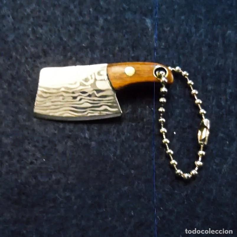 Militaria: MACHETE - CUCHILLO MINI DE ACERO CON FUNDA DE CUERO Y CADENA. ACERO GRABADO. MED. 5,5 X 2,5 CMS