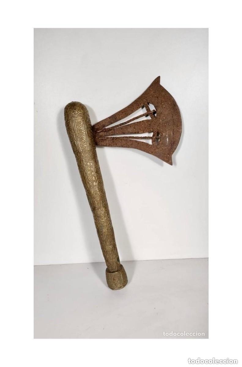 Militaria: Hacha - Songye - Rep&uacute;blica Democr&aacute;tica del Congo. 50cmx30cm.