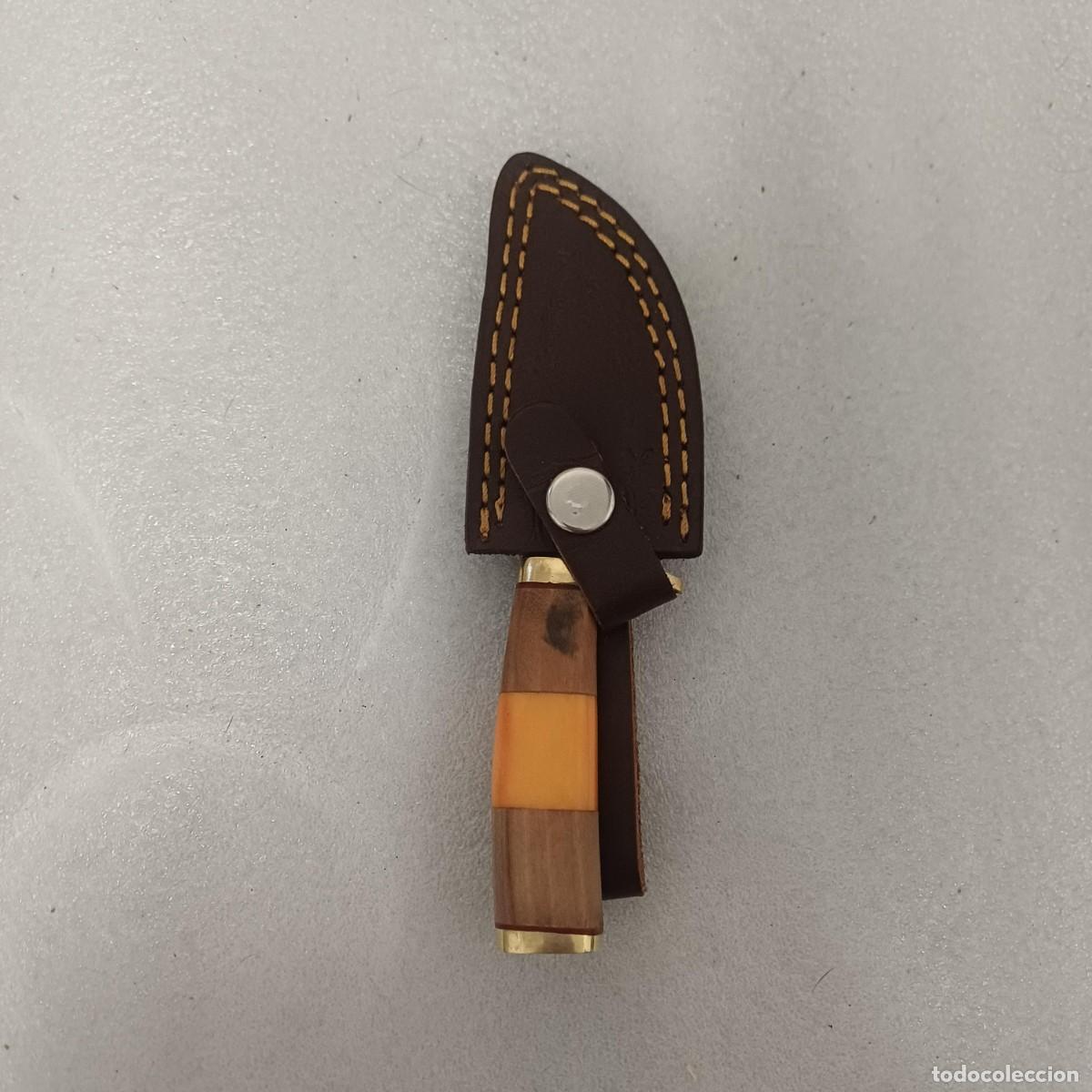 Militaria: Muy bonito pu&ntilde;al de remate con acero de damasco.