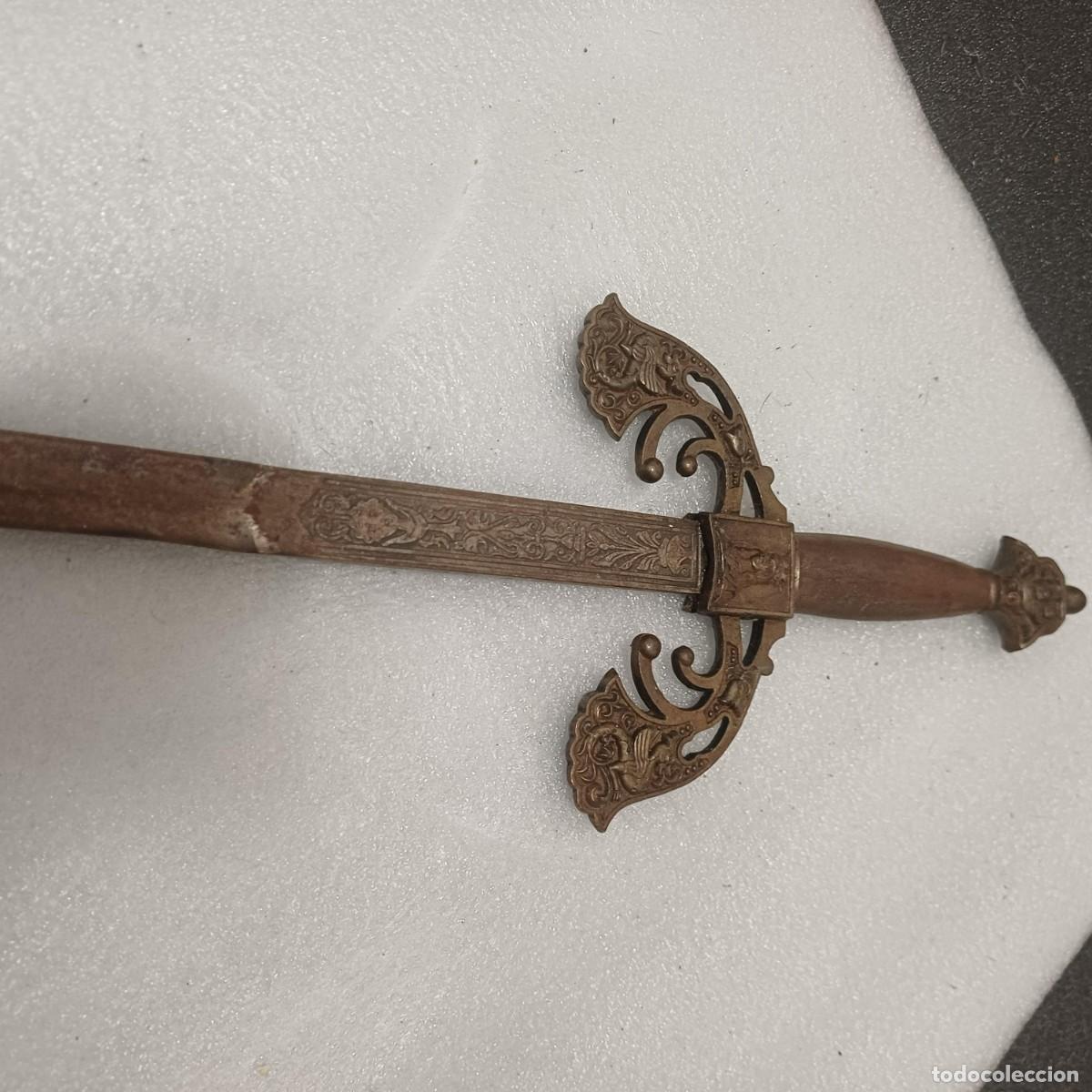 Militaria: PAreja de viejas espadas de atrezzo. PAtina muy bonita, ideales para decoraci&oacute;n.