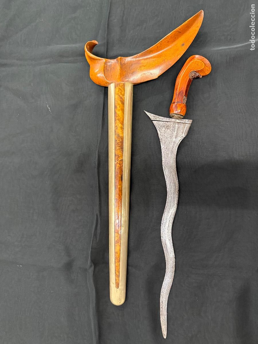Militaria: Excepcional antiguo Kris adamascado flameado Malayo. Mango y Funda en madera noble, carey y metal .