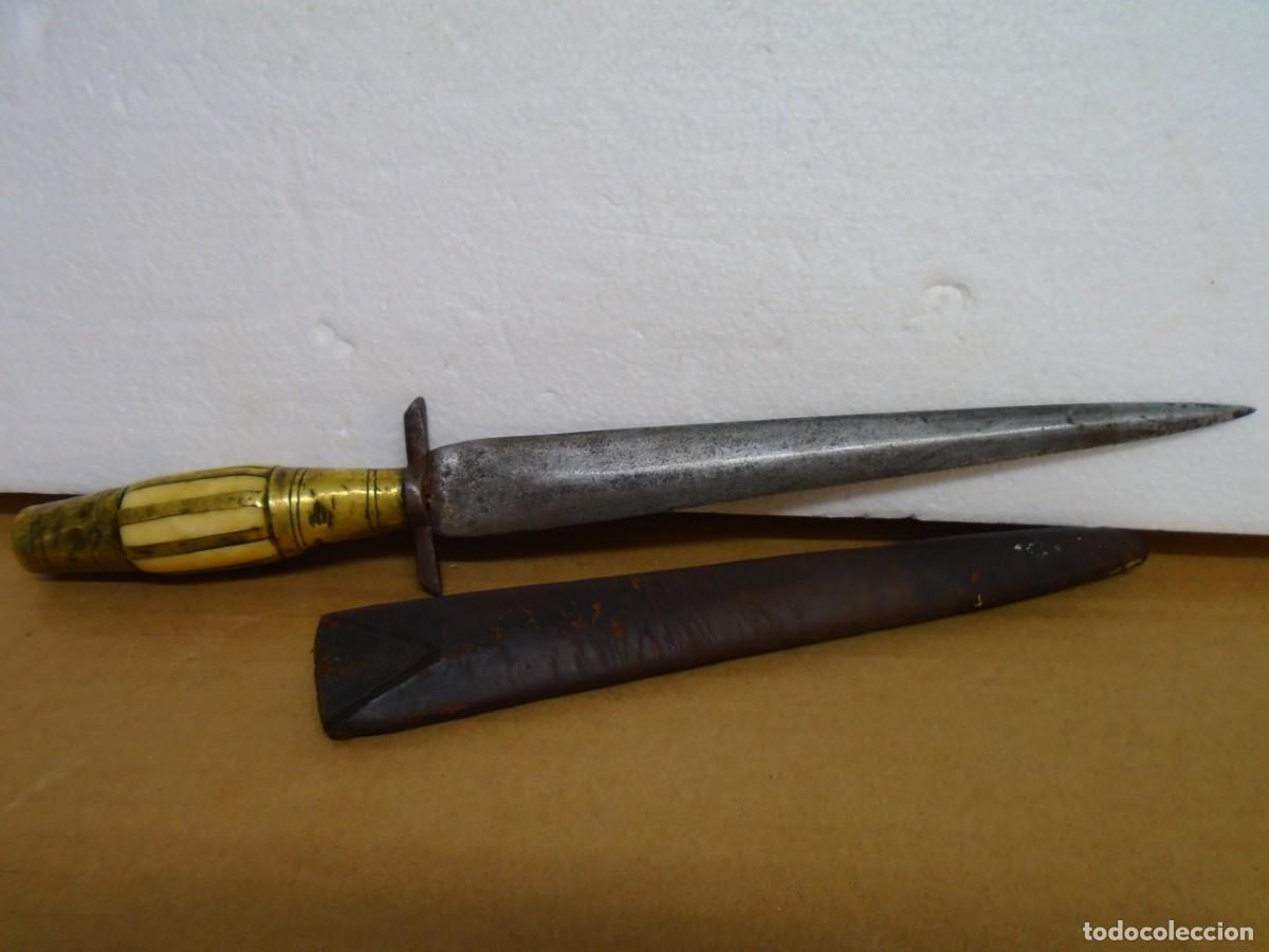 Militaria: MAGNIFICO PU&Ntilde;AL DE ALBACETE S.XIX.HUESO,LATON Y ACERO AL CARBONO.FUNDA ORIGINAL DE CUERO.