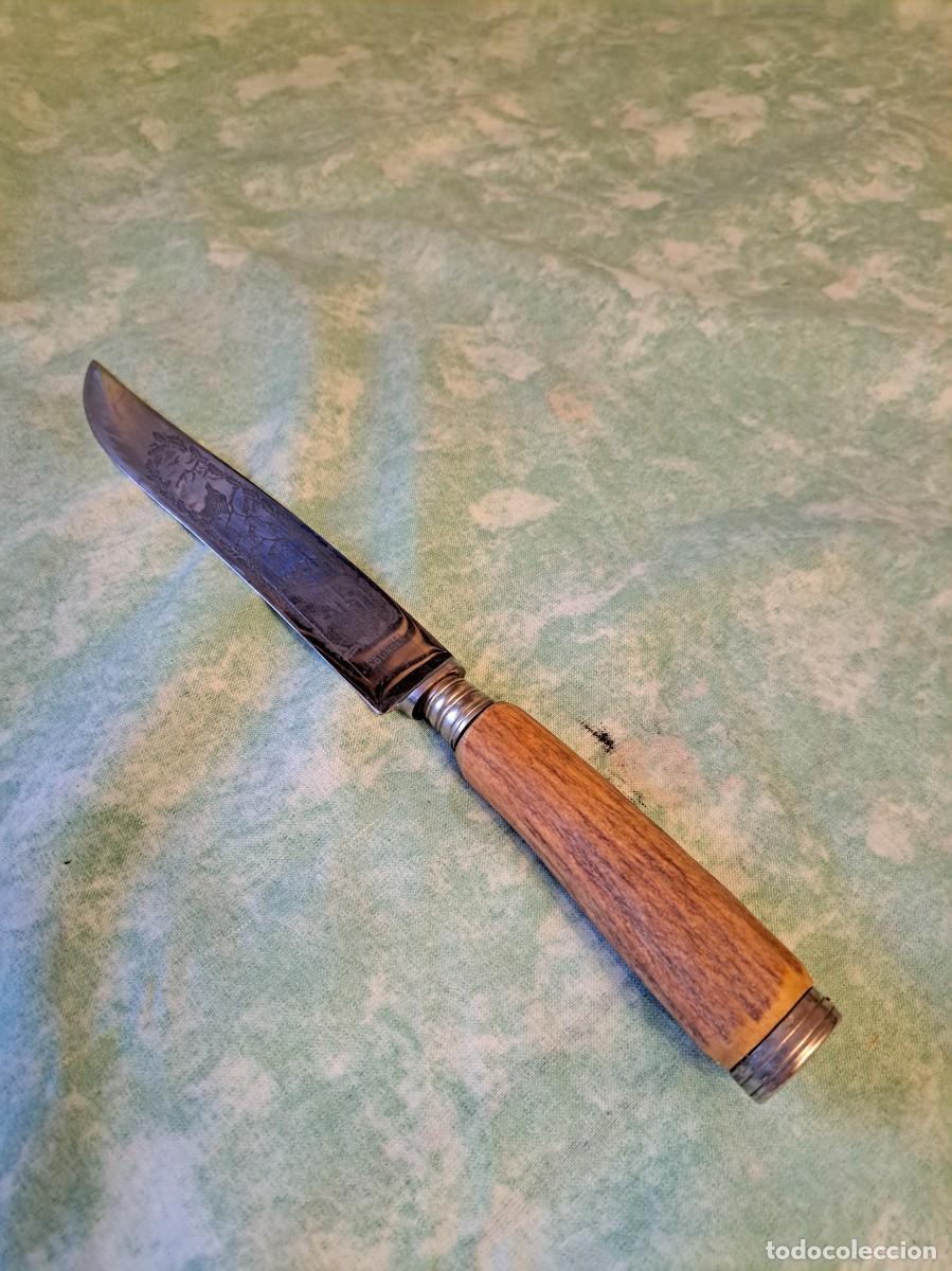 Militaria: Antiguo cuchillo de caza Rostfrei Solingen con mango de hasta de ciervo, grabado en la hoja,
