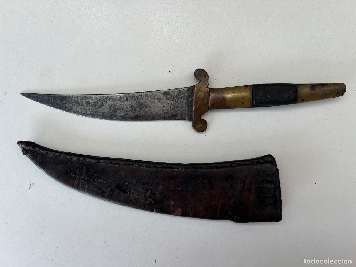 Militaria: CUCHILLO CON FUNDA S. XIX