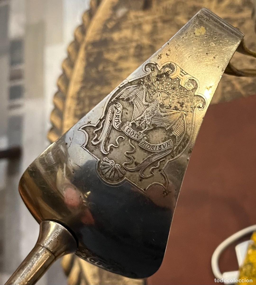 Militaria: Sable de Oficial con Escudo Her&aacute;ldico Gloria Non Moritur Siglo XIX Espada Ceremonial