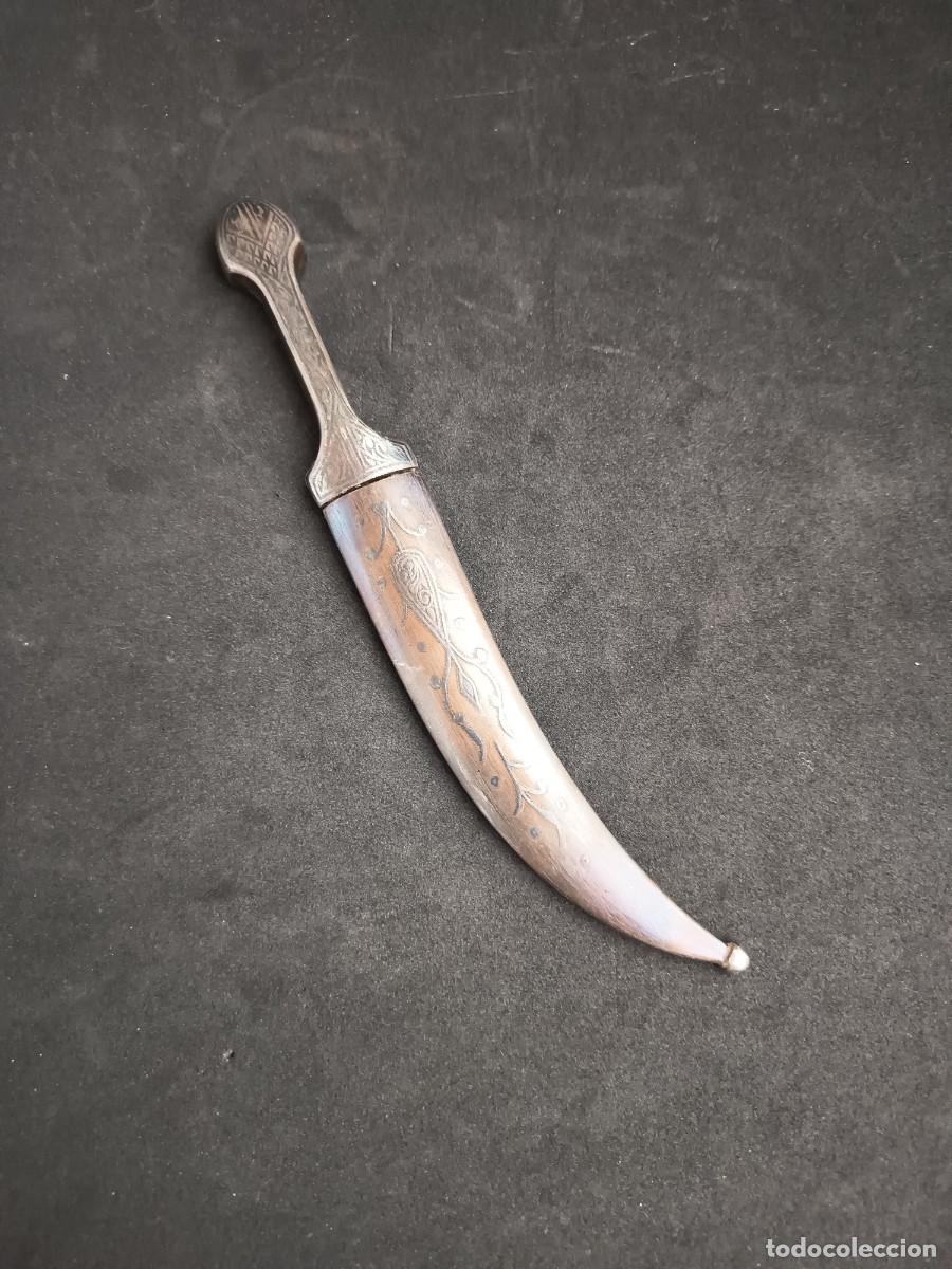 Militaria: Daga oriental con filigranas en plata