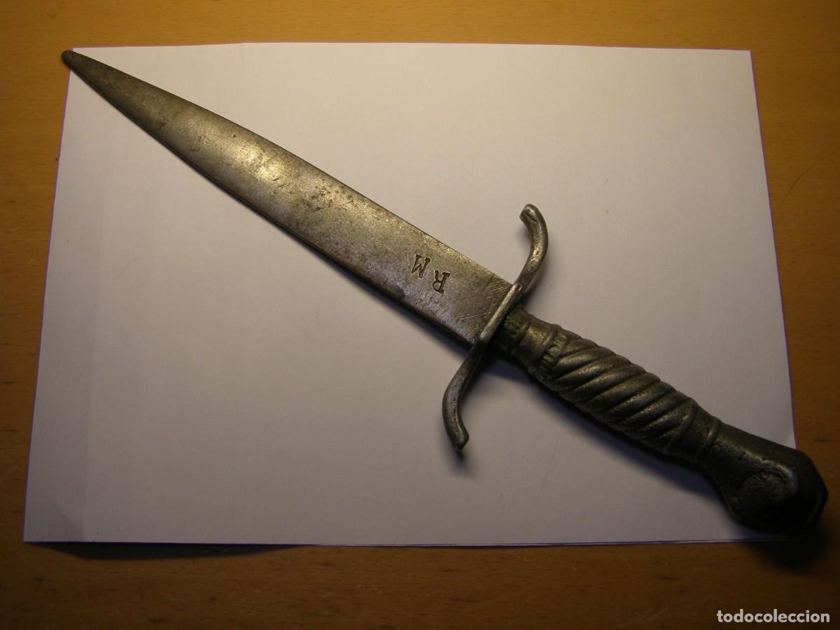 Militaria: Pu&ntilde;al o daga medieval, r&eacute;plica vieja para teatro o cine. Ideal para recreaciones o espect&aacute;culos.