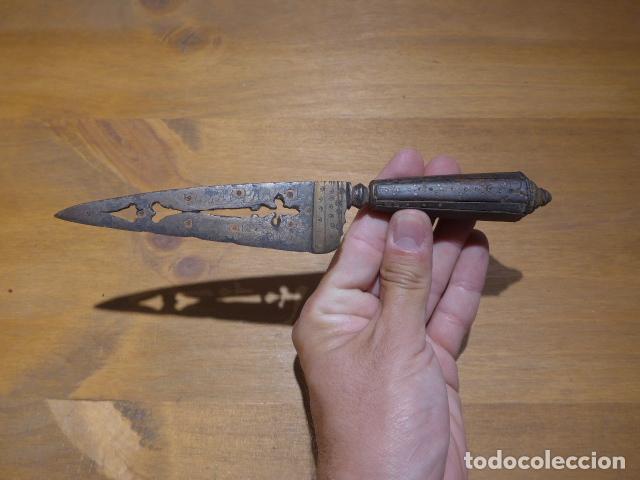 Militaria: Antiguo cuchillo espa&ntilde;ol original del siglo XVII - XVIII, todo trabajado y hoja escrita.