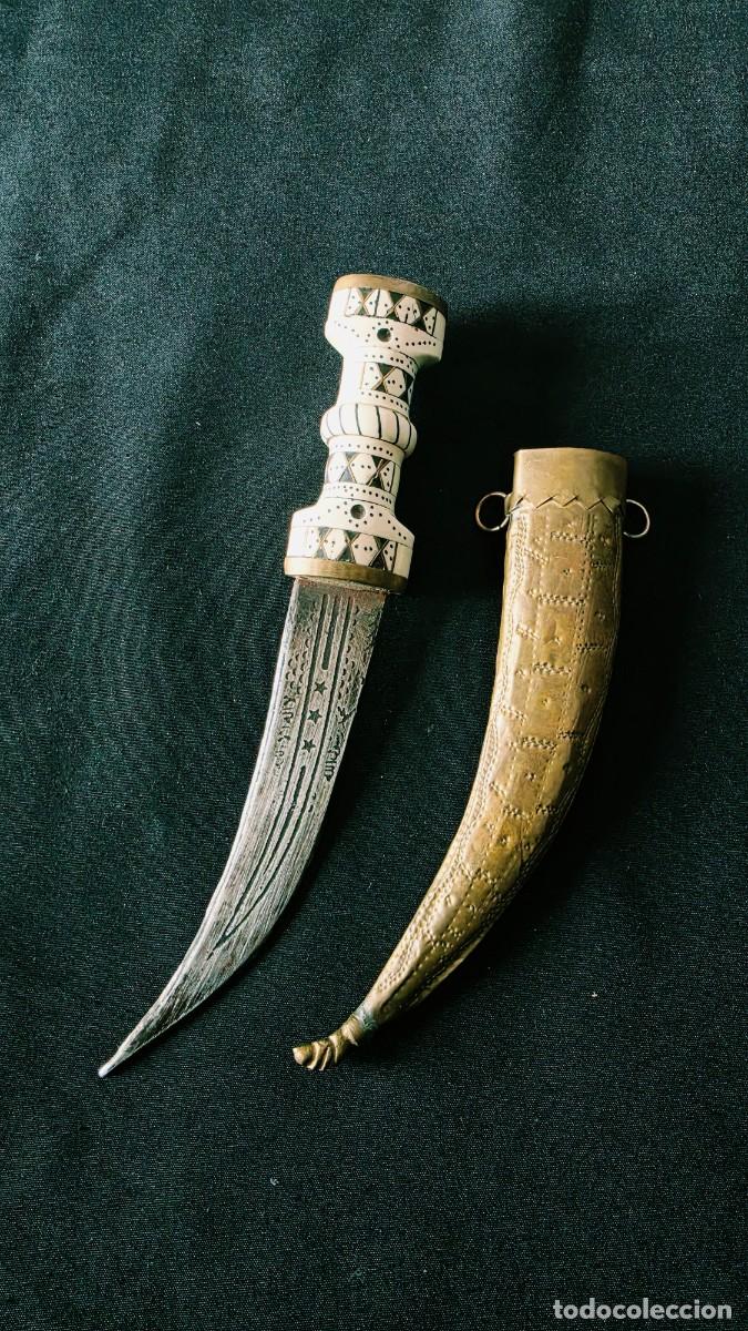 Militaria: Antigua Daga Bereber &rdquo;Koummya&rdquo; - Empu&ntilde;adura de Hueso Tallado e Inscripciones en &Aacute;rabe - S. XX