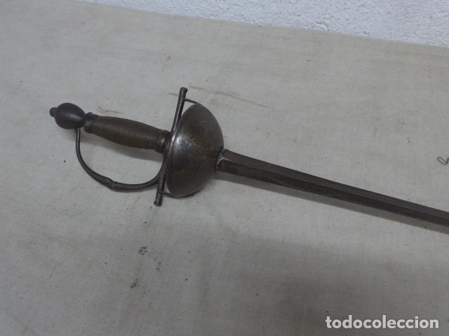 Militaria: Antigua espada de taza del siglo XVIII con hoja triangular de 3 mesetas, original.