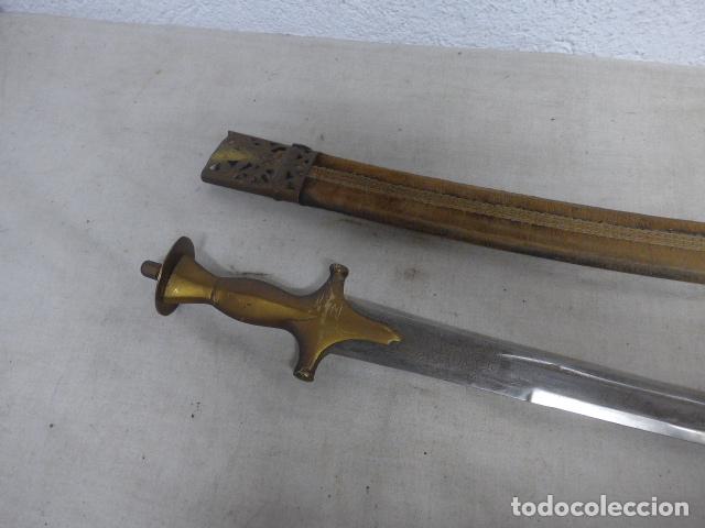 Militaria: Antigua espada sable TULWAR original de la India con toda la hoja trabajada, con su funda.