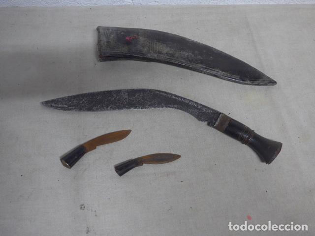 Militaria: Antiguo cuchillo kukri de principios siglo XX, con sus afiladores y con su funda, de Nepal