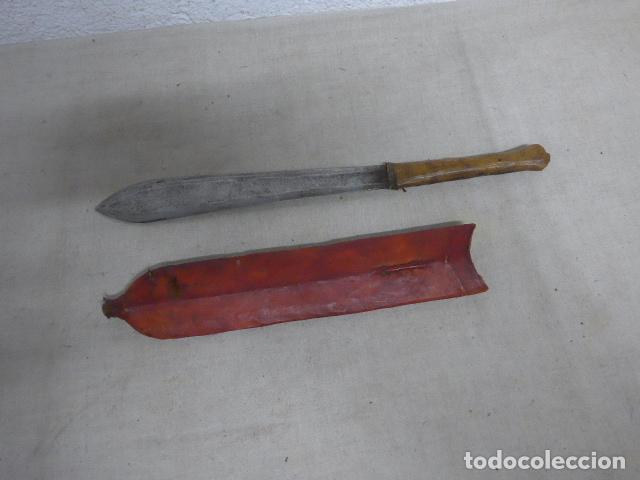 Militaria: Antiguo cuchillo original africano de los Masai, con su funda.