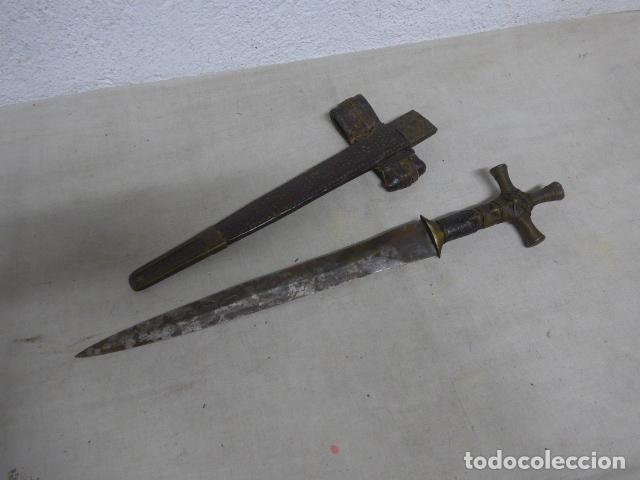 Militaria: Antiguo gran cuchillo africano con su funda original.