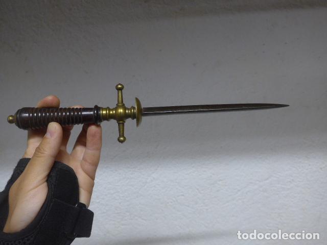 Militaria: Antiguo cuchillo original del siglo XVIII - XIX con la hoja triangular