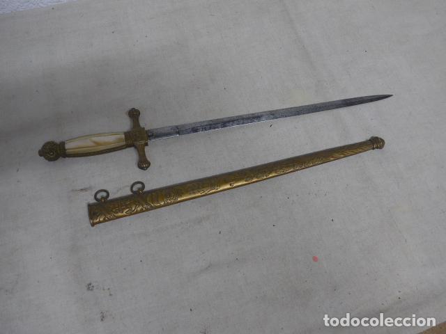 Militaria: Antigua daga de oficial de la marina a identificar, hoja trabajada, seguramente francesa, Francia.