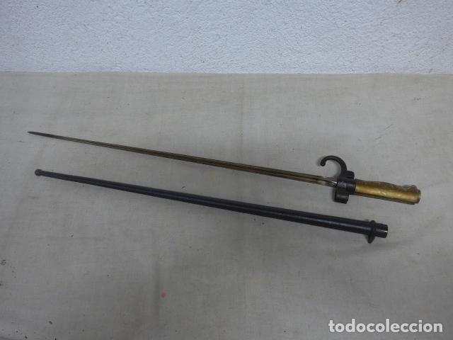 Militaria: Antigua bayoneta lebel francesa con la funda, original. Guerra Carlista y guerra civil