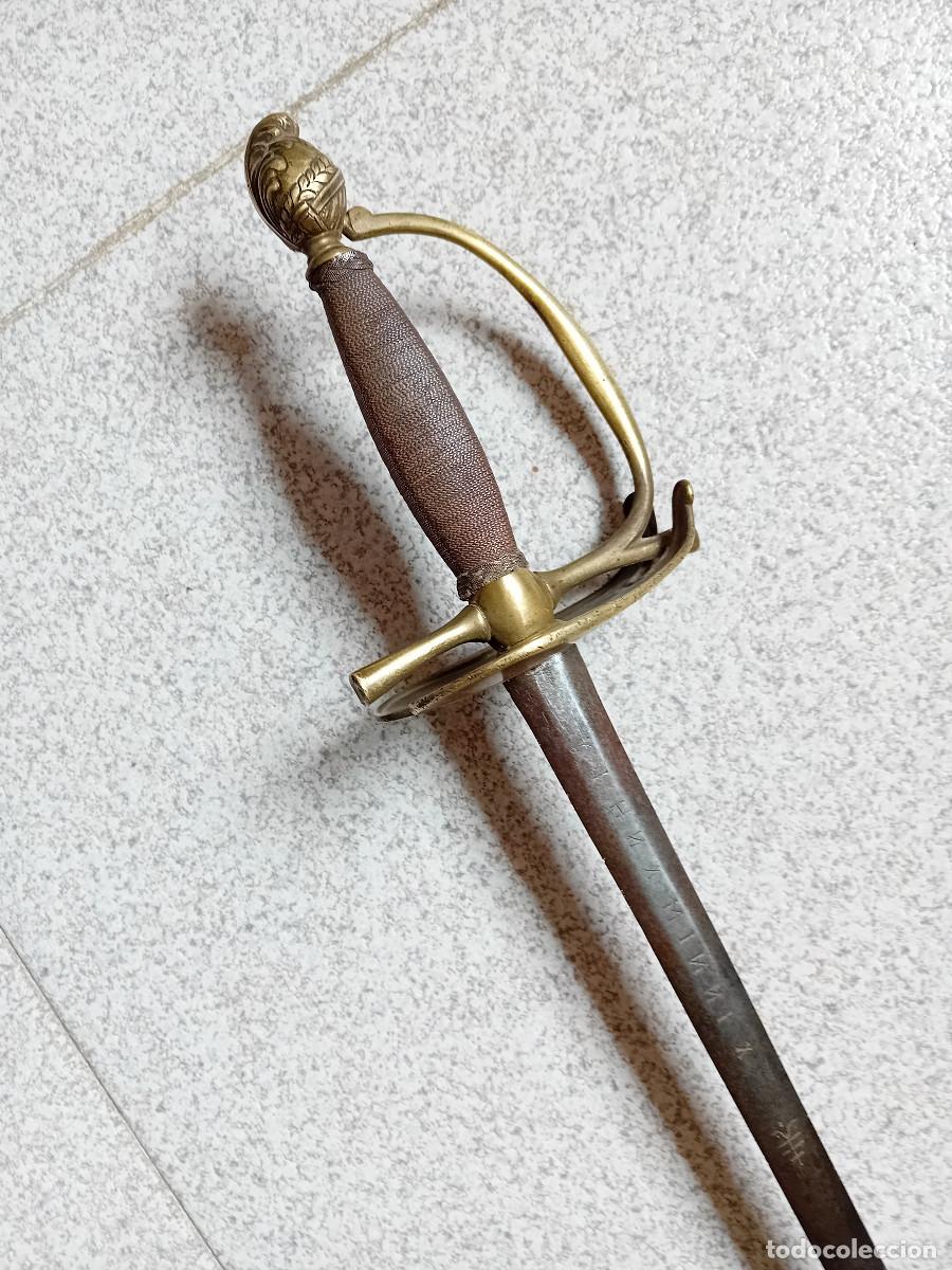 Militaria: antigua Espada de oficial de infanter&iacute;a o similar , grabados en la hoja,
