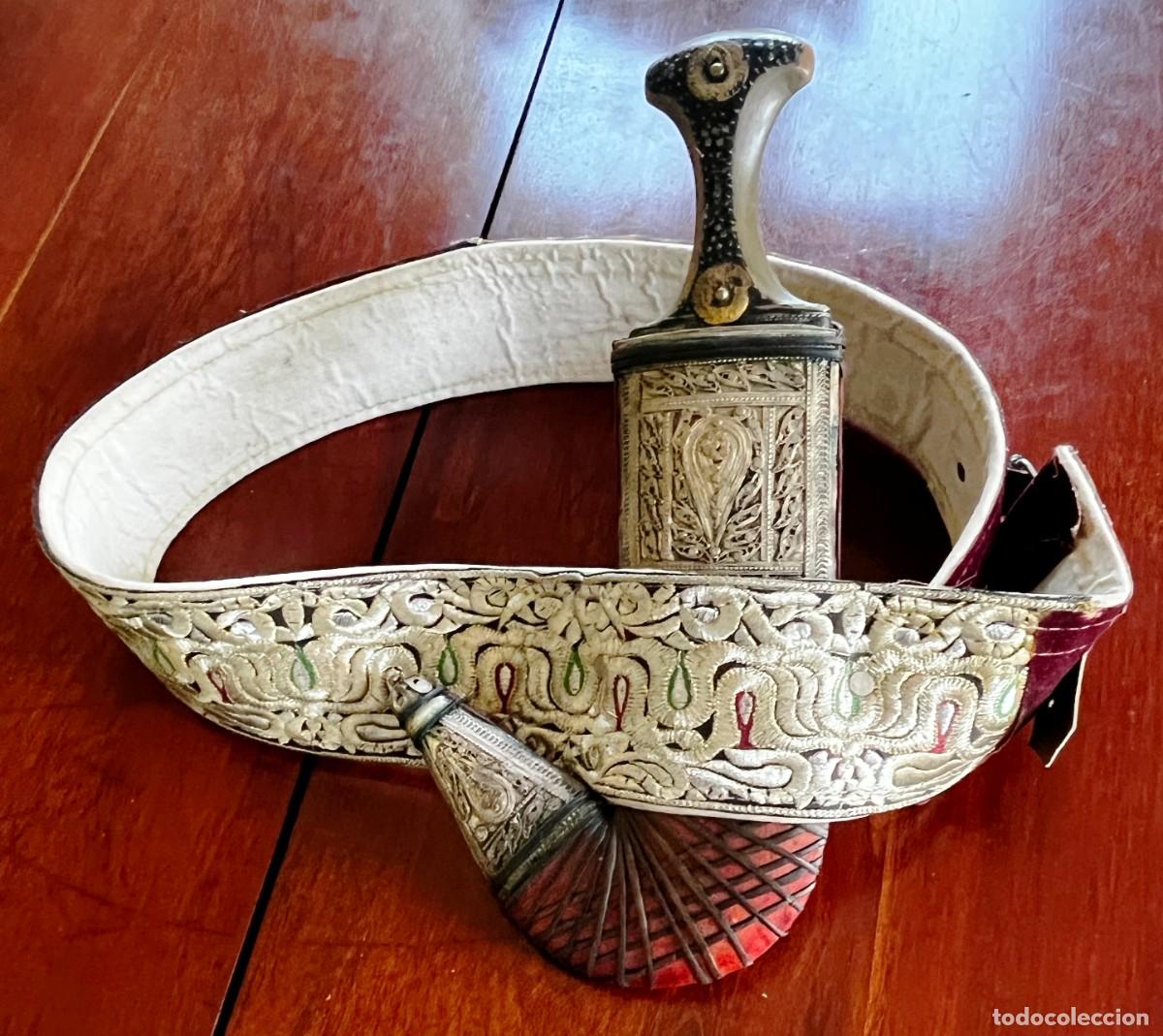 Militaria: Jambiya yemen&iacute; de Oriente Medio, daga &aacute;rabe. Viene con un cintur&oacute;n muy grueso bordado a mano con dis