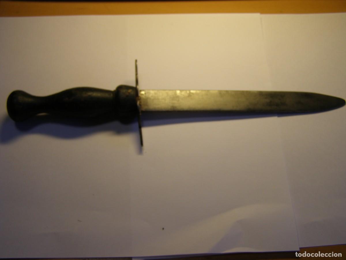 Militaria: Antiguo cuchillo o daga o pu&ntilde;al para teatro o espect&aacute;culos p&uacute;blicos.