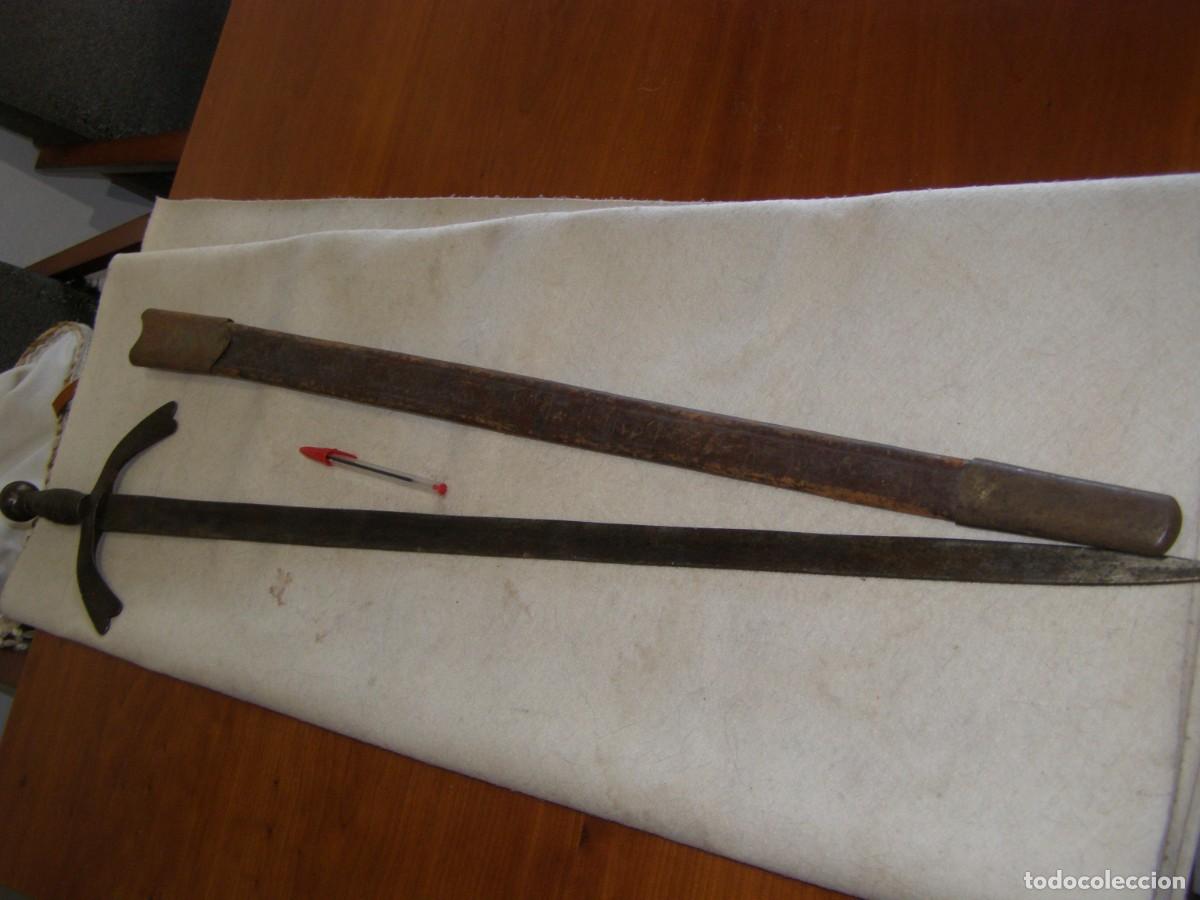 Militaria: Antigua espada de teatro o cine. Primera mitad siglo XX. Con funda.