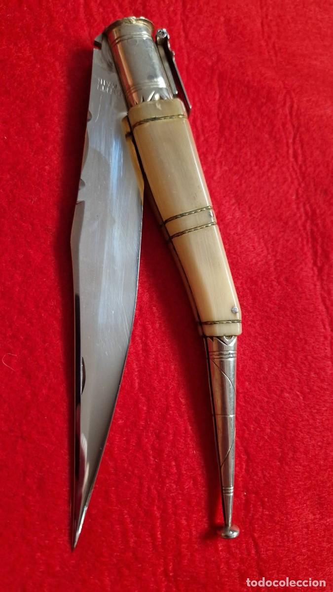 Militaria: Navaja Angel Navarro de asta rubia