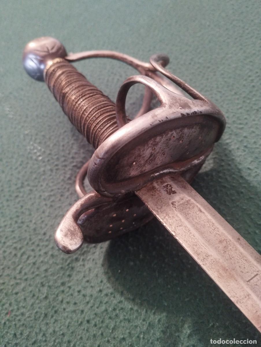 Militaria: Espada de caballer&iacute;a &rdquo;a la Valona&rdquo;, marcada &rdquo;Lobo que corre&rdquo;, fabricada hacia finales del siglo XVII