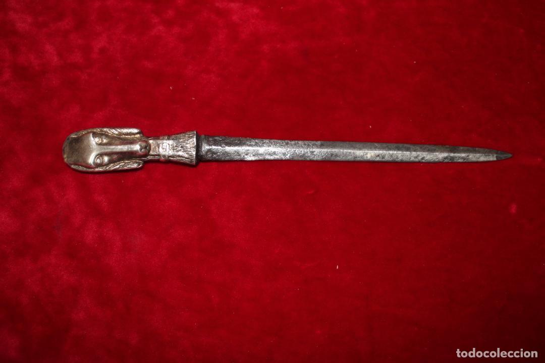 Militaria: peque&ntilde;a daga con empu&ntilde;adura de plata con la cara de un perro