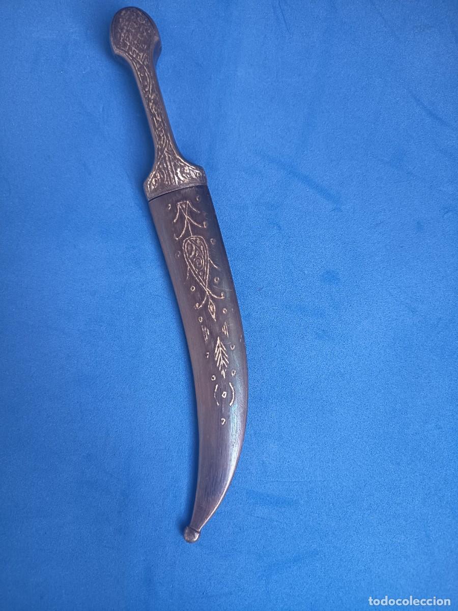 Militaria: Daga oriental con filigranas en plata