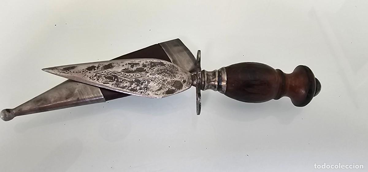 Militaria: Preciosa daga firmada plata, madera hierro siglo XIX