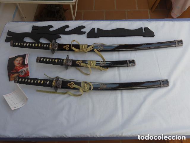 Militaria: Coleccion de 3 katana distintos modelos, marca magnum boker, con su soporte original.