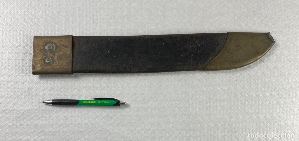 Militaria: VAINA en cuero y lat&oacute;n para antiguo machete Siglo XIX Original 41cm