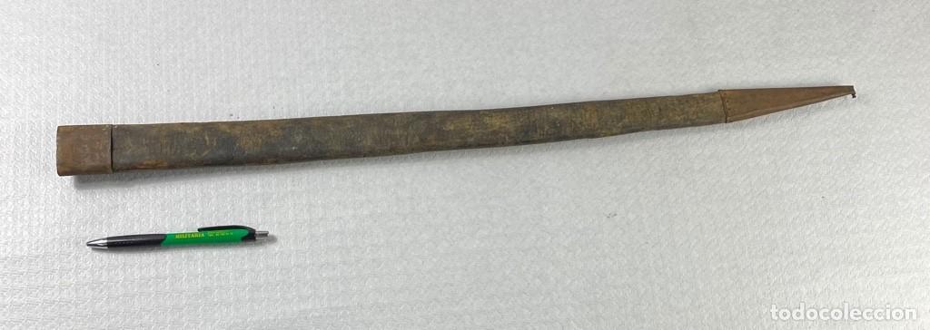 Militaria: VAINA de espada en cuero y lat&oacute;n Siglo XIX Original 67cm