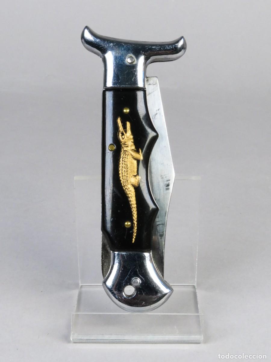Militaria: Navaja de caza Stainless China con cocodrilo dorado siglo XX