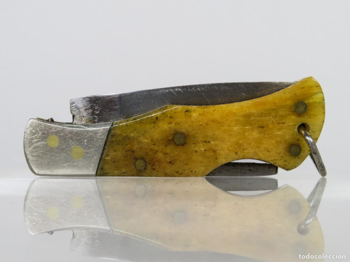 Militaria: Navaja cachas de Asta amarillenta con seguro siglo XX