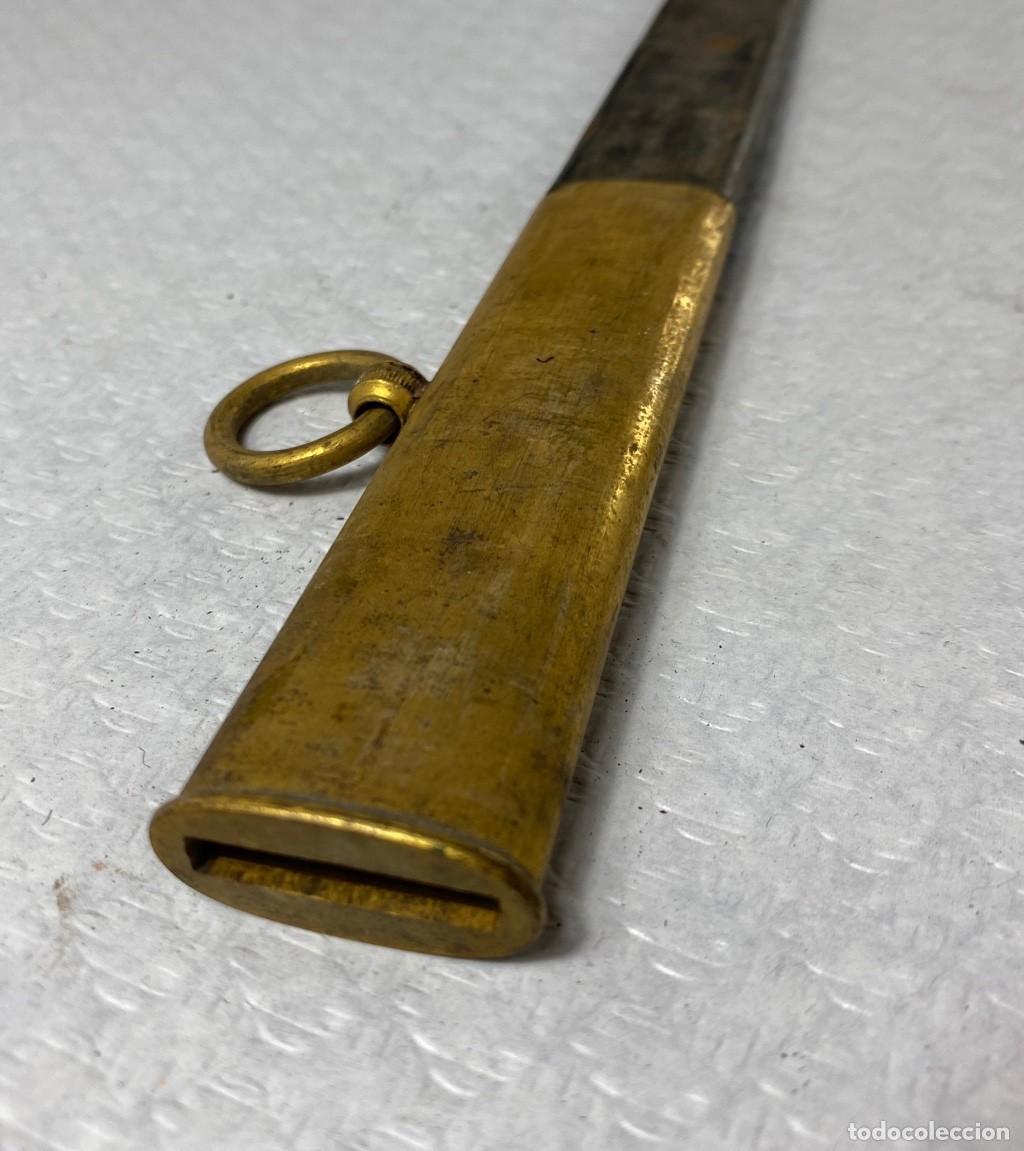 Militaria: VAINA de espada en cuero y lat&oacute;n sobredoradoSiglo XIX Original 80cm
