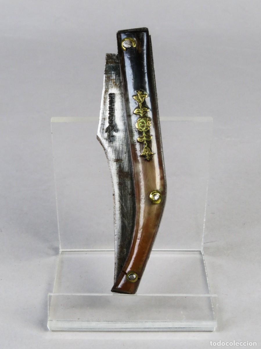 Militaria: Navaja Beauvoir con decoraci&oacute;n floral dorada y cachas de Asta siglo XIX