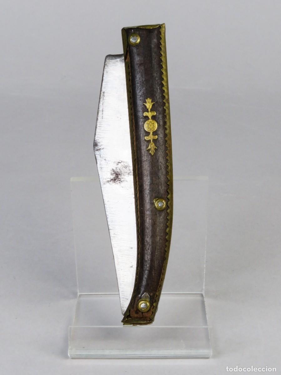 Militaria: Navaja en madera y lat&oacute;n con adorno Floral Francia siglo XIX