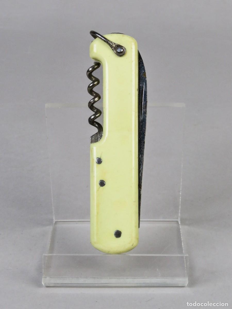 Militaria: Navaja multiusos PAYA IBI cachas en pl&aacute;stico color crema siglo XX