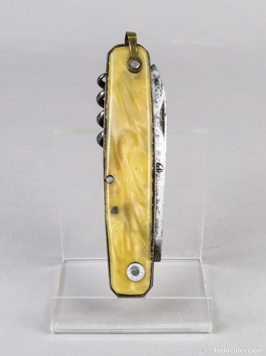 Militaria: Navaja multiusos Lisieux marca Chapel con cachas de celuloide amarillo siglo XX