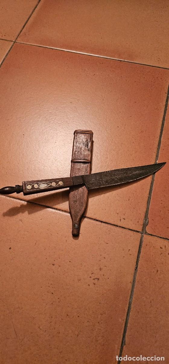 Militaria: Preciosa daga antigua con numerosas muescas siglo XIX