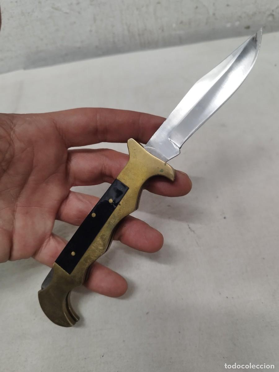 Militaria: Antigua navaja sin marcaje a identificar, con empu&ntilde;adura de bronce o lat&oacute;n.