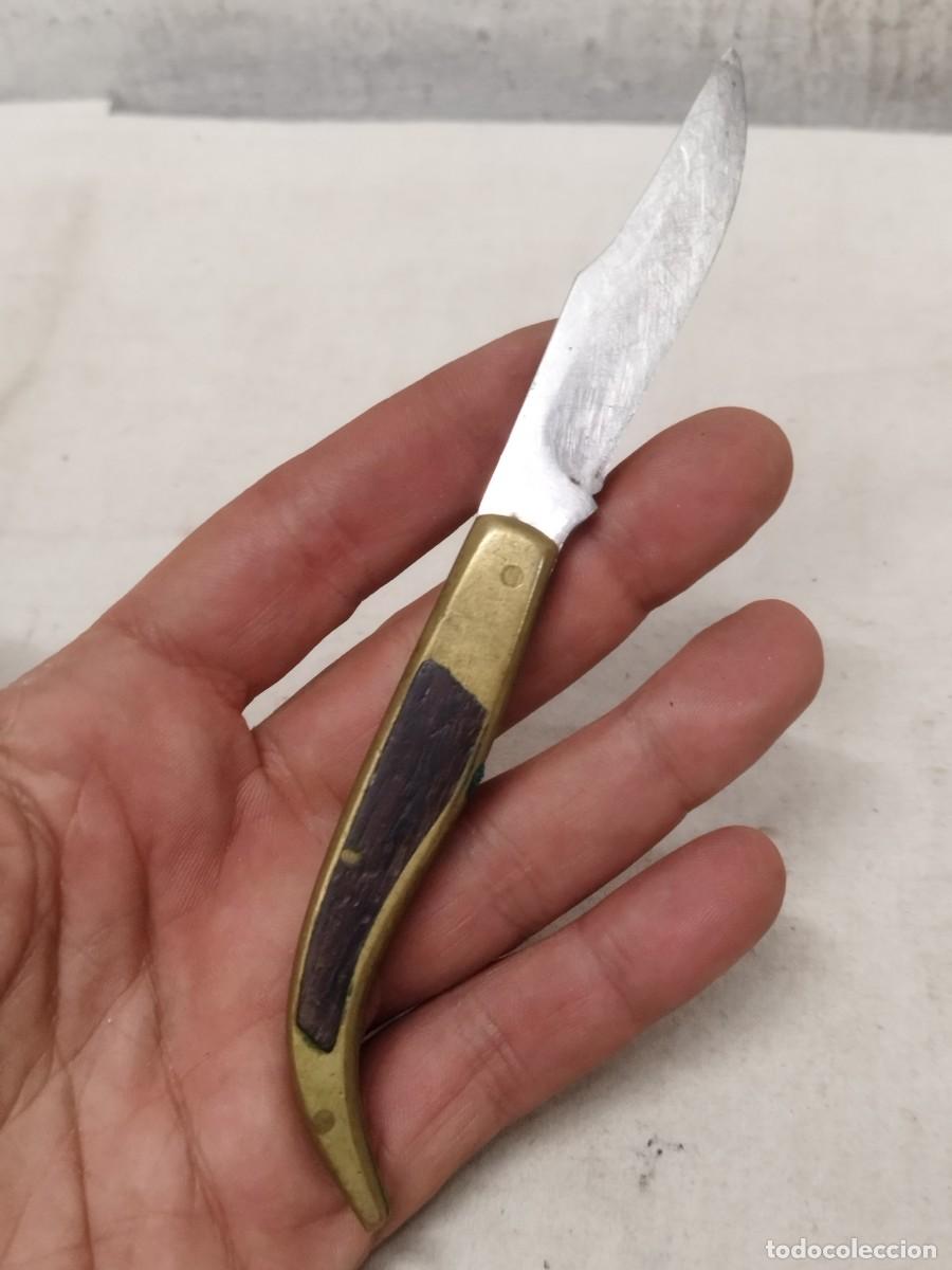 Militaria: Antigua navaja sin marcaje a identificar, con empu&ntilde;adura de bronce o lat&oacute;n.