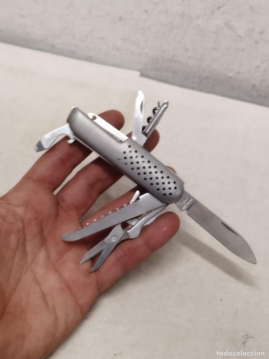 Militaria: Navaja multiusos, tijeras, sacacorchos.